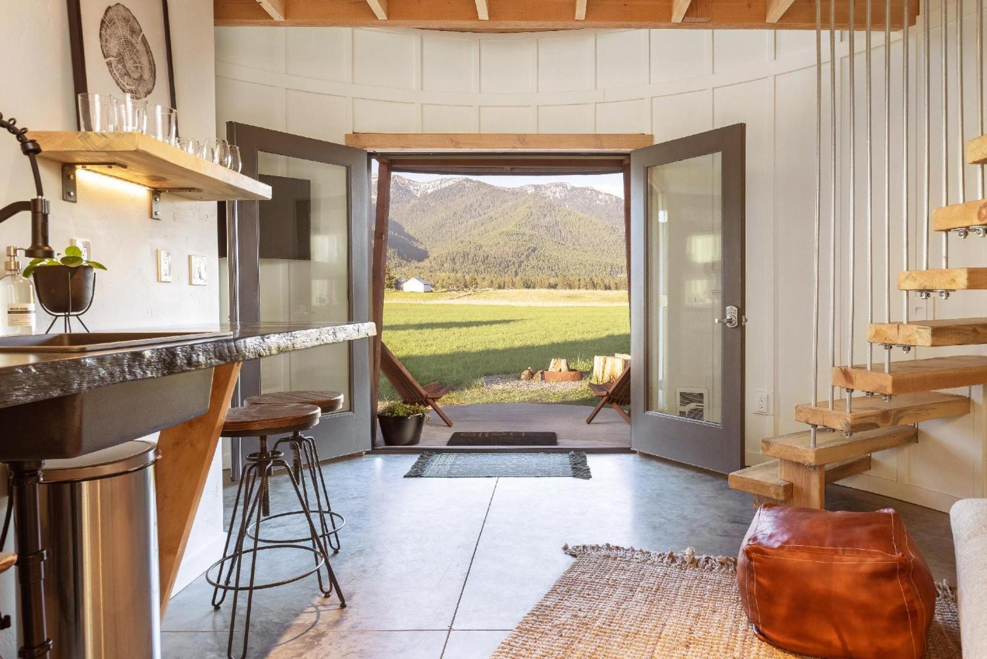Clark Farm Silos - 5 Silo Mountain View Retreat * Kalispell